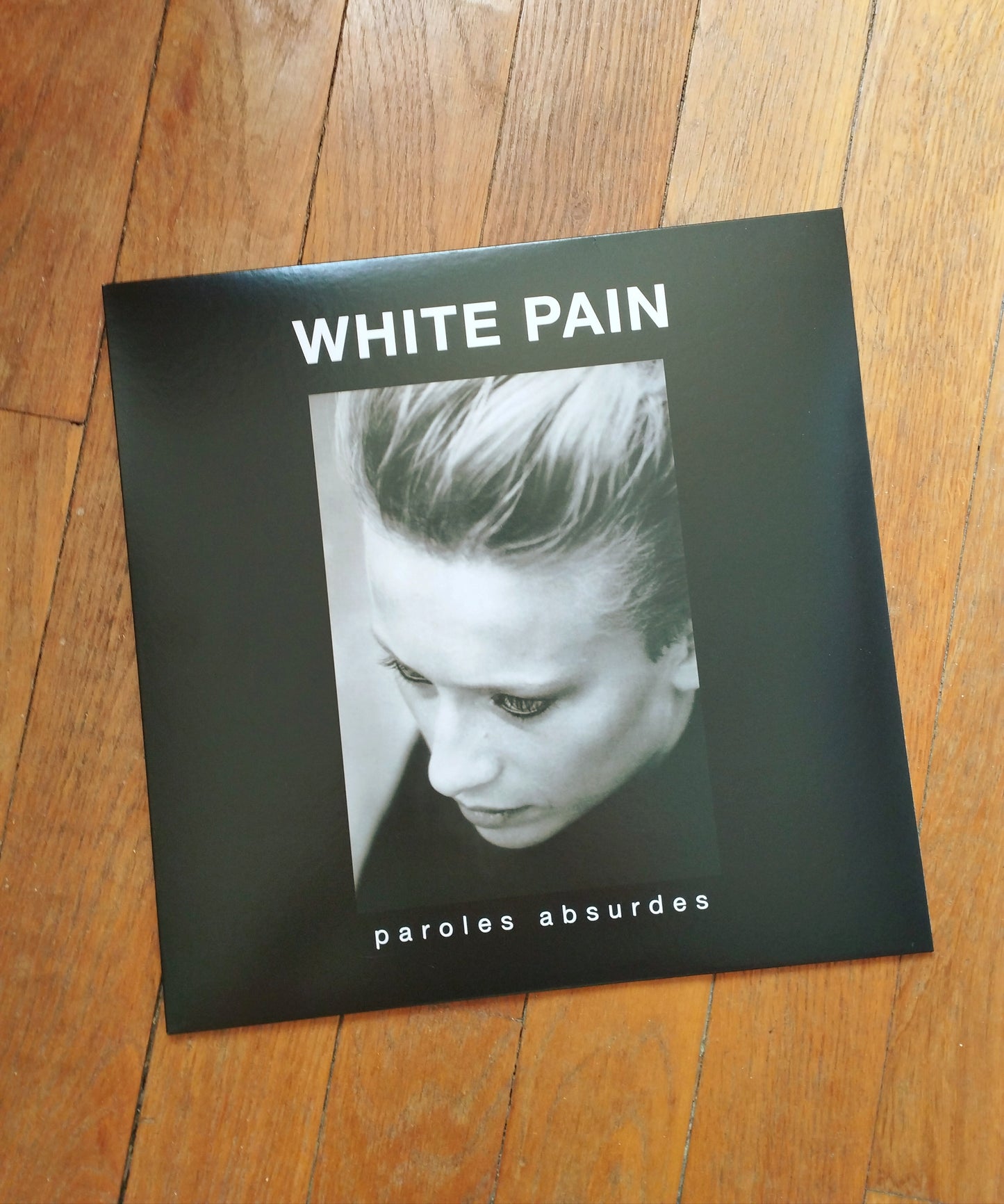 White Pain - Paroles Absurdes